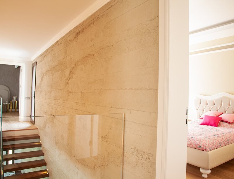 Sacada em madeira com corrimão em Parque Montreal